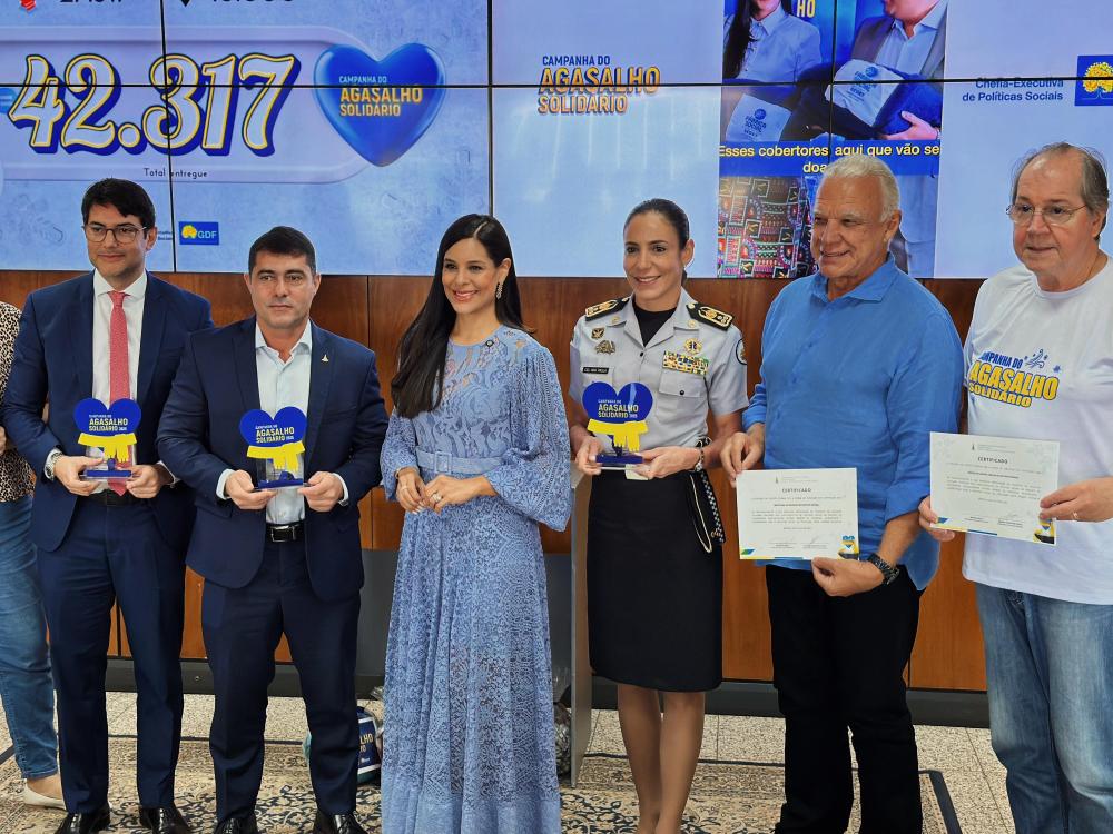 Capa da notícia: PMDF é homenageada em evento do GDF como maior arrecadadora da Campanha do Agasalho 2025